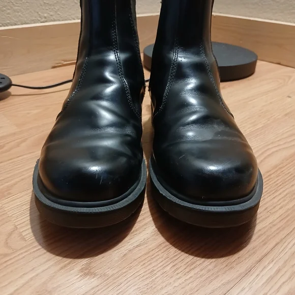 Doc Marten 2976 Smooth Leather Chelsea Boots - Picture 2 of 9